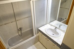 Dos baños independientes en piso compartido en Ponferrada para estudiantes