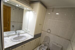 Dos baños independientes en piso compartido en Ponferrada para estudiantes