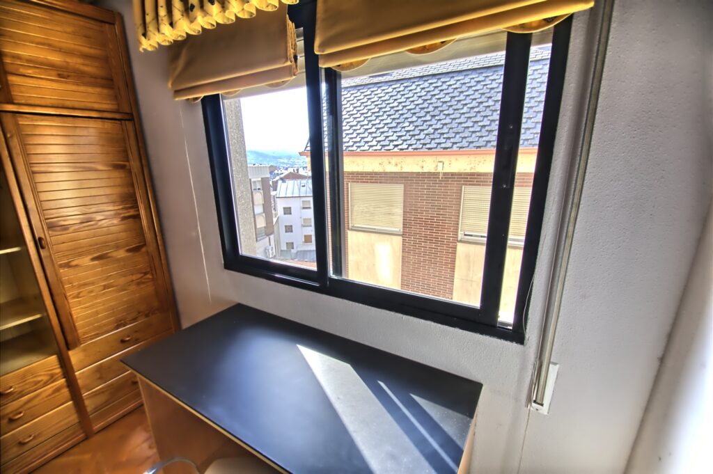 Habitación en vivienda compartida Ponferrada. Estudiantes Universidad -Mesa amplia con fondo negro para mejor estudio